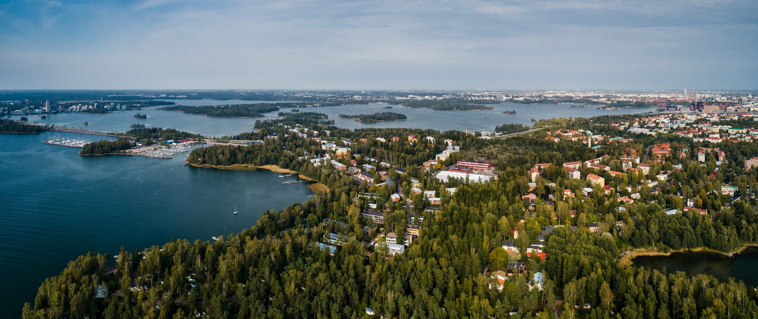 Ilmakuva Lauttasaaresta, jossa Lauttiksen Apteekki sijaitsee
